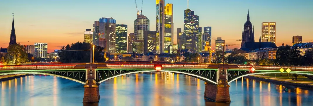 Die Skyline von Frankfurt bei Sonnenuntergang